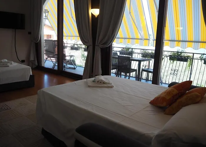 Liza's Suite's - Room's With A View דירה *